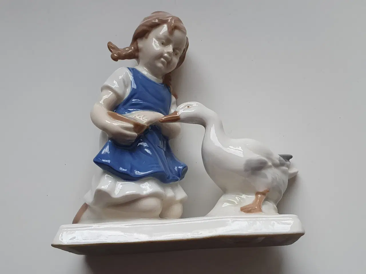Billede 1 - Porcelænsfigur - Pige med gås
