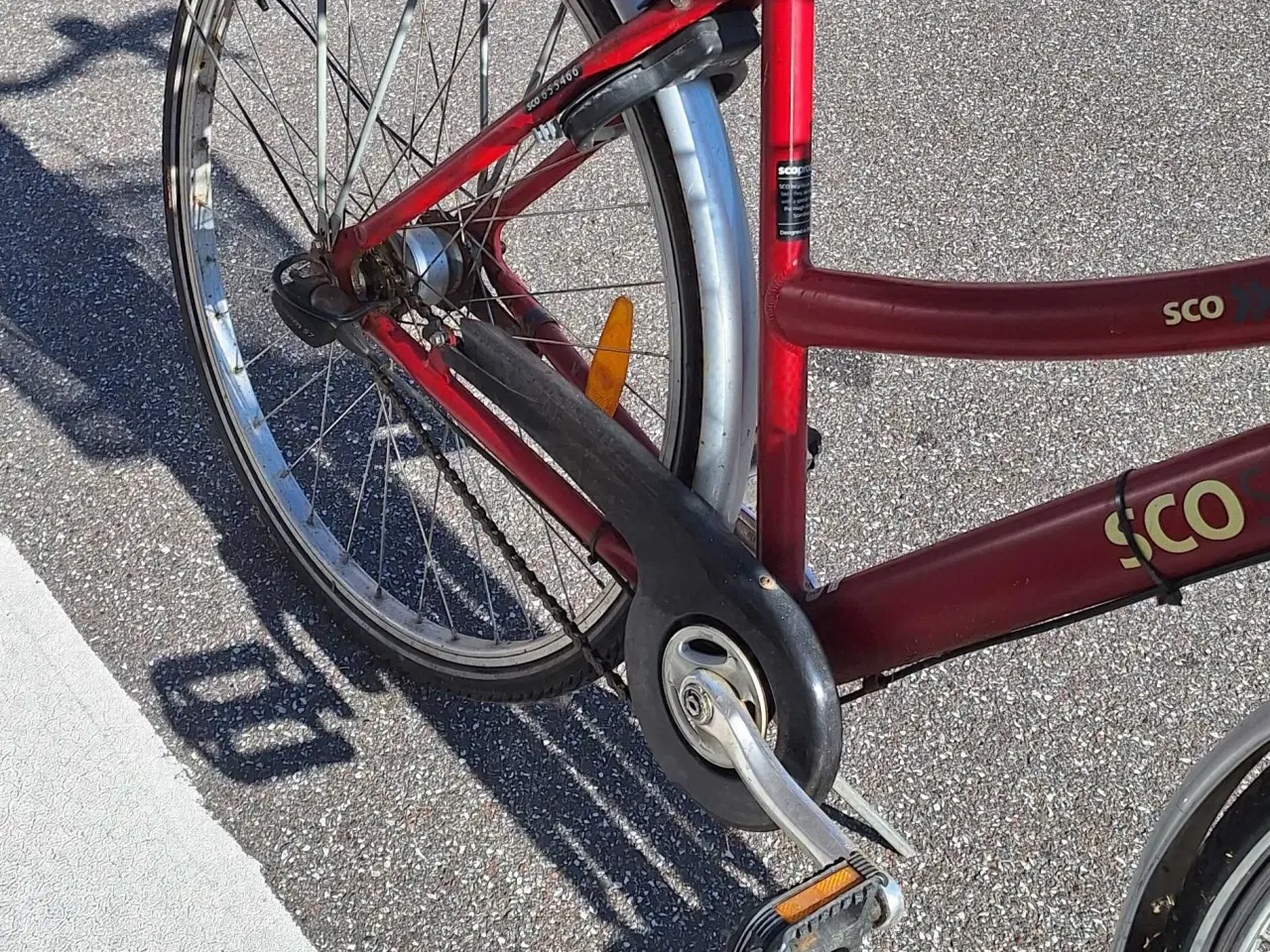 Billede 4 - Rød cykel med to kurve og en lås monteret 
