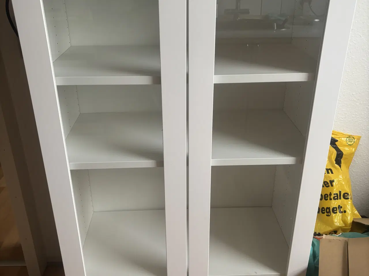 Billede 1 - Hvidt vitrineskab med glaslåger