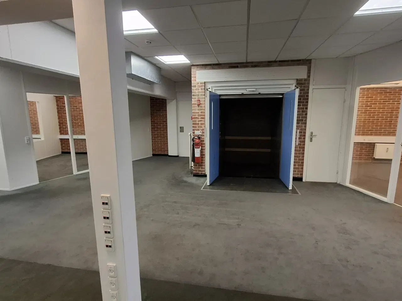 Billede 5 - Suveræn Beliggenhed – Showroom. Klinik, Butik, Gaming, Kontor mm. – Stort åbent areal i midten og mindre cellekontorer i glas.