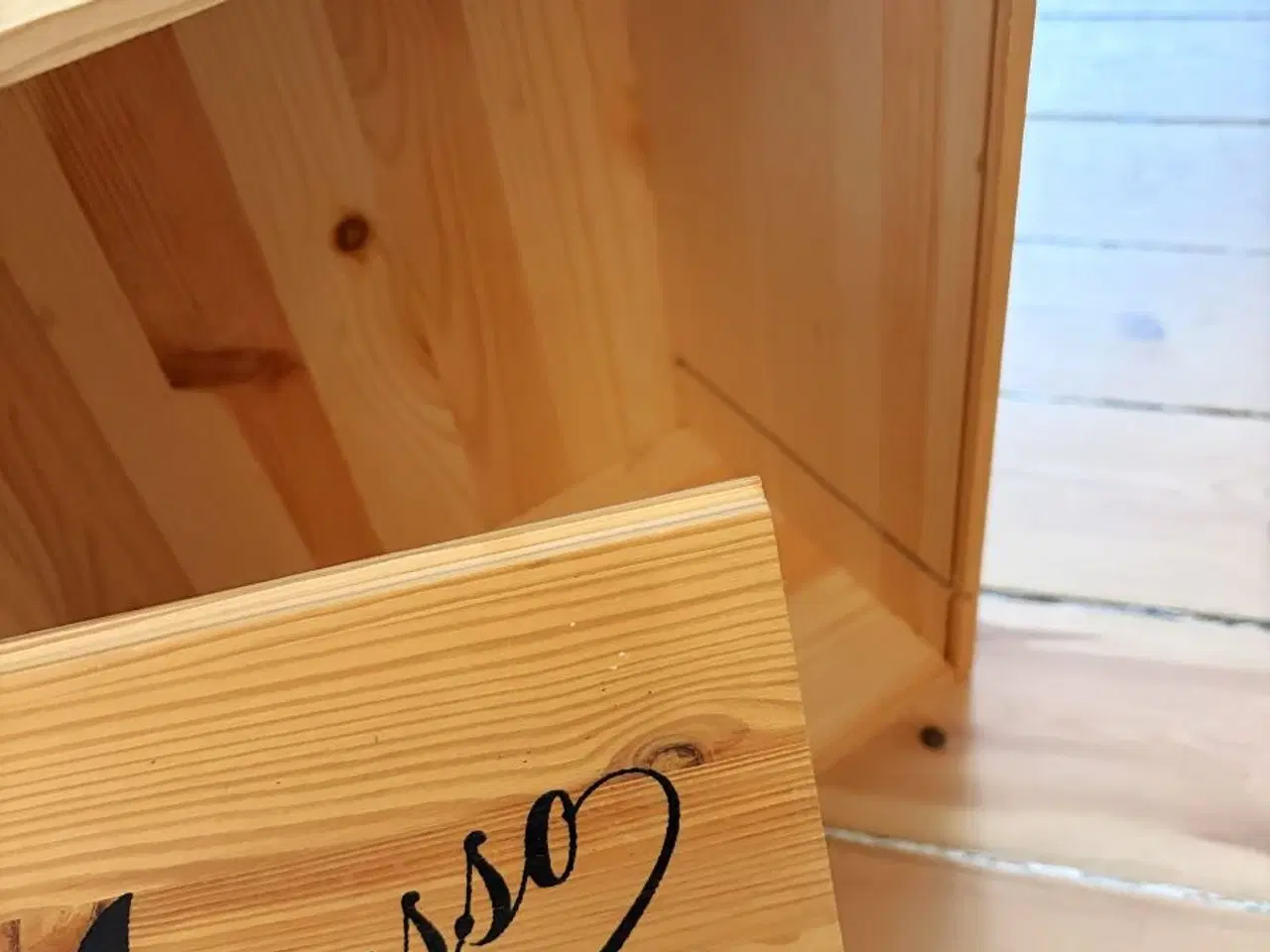 Billede 4 - Vinkasse i træ med låg. Størrelse til 6 flasker. 