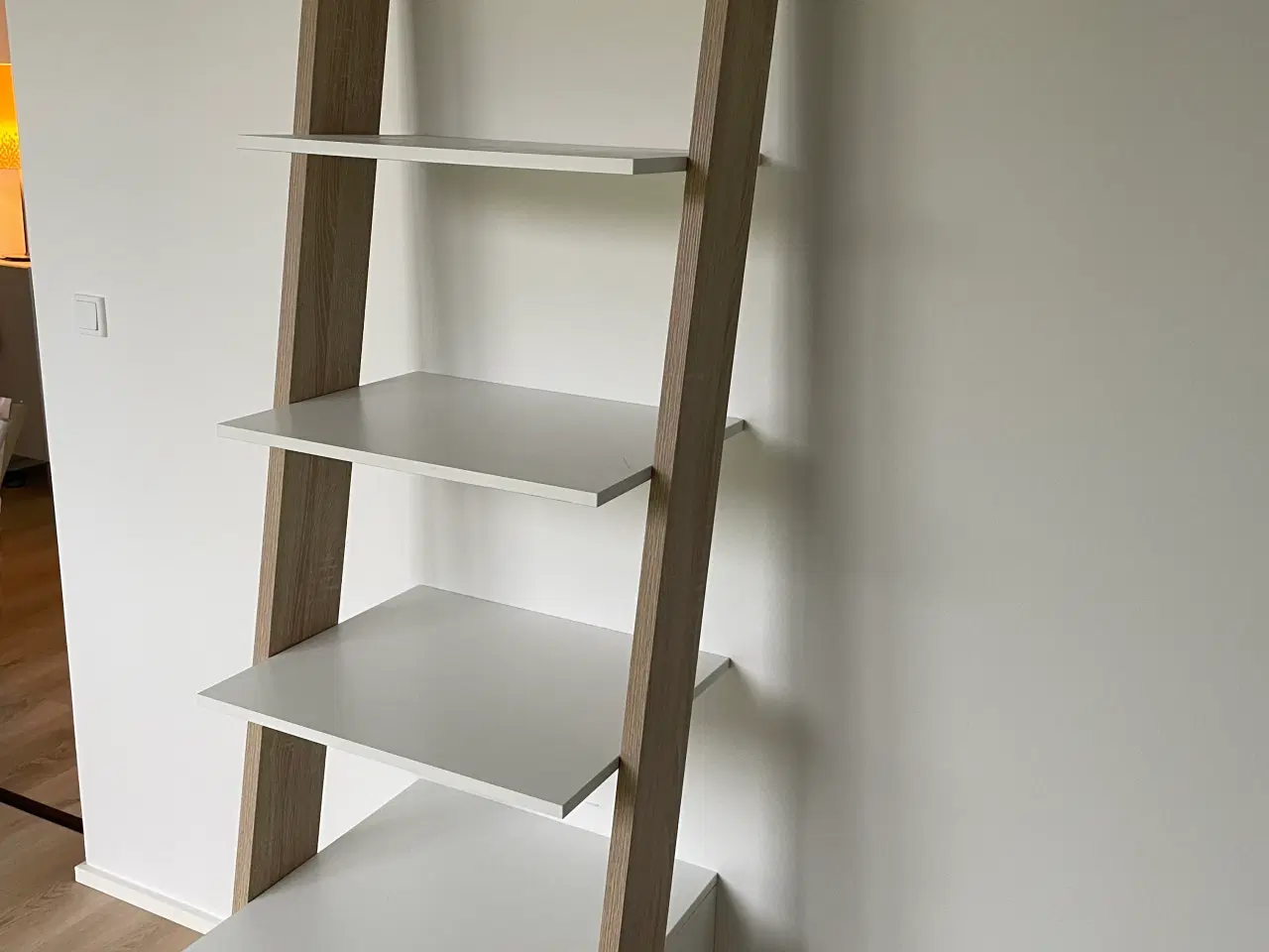 Billede 1 - Reol med hylder og skuffe