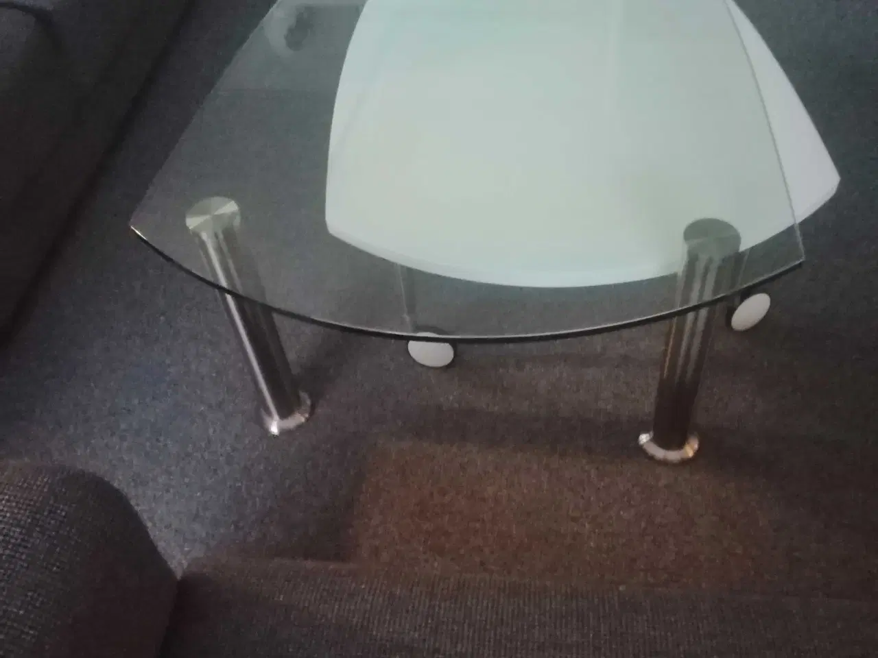 Billede 2 - Sofabord/glasplade, med hvid underbord og to hjul