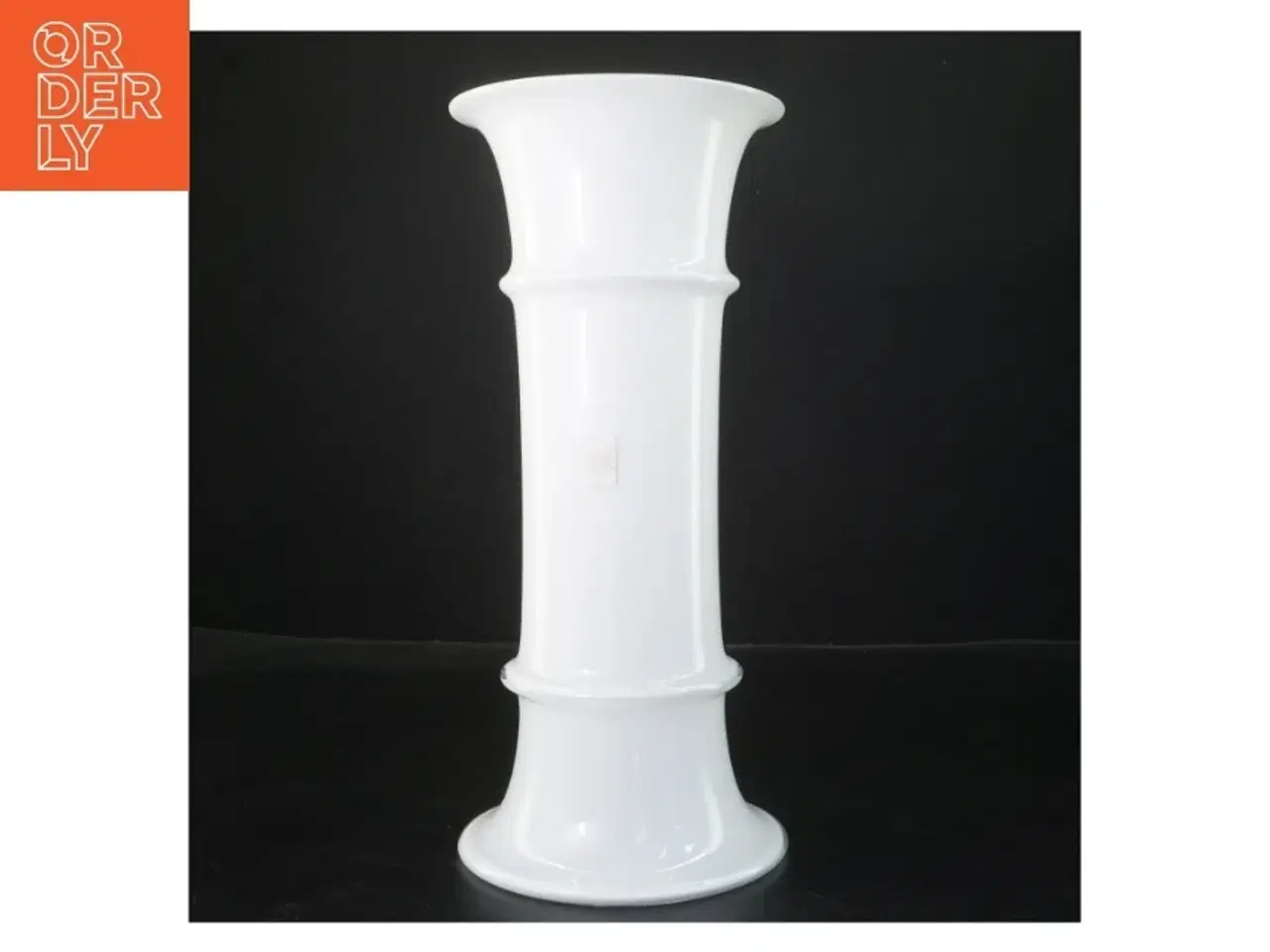 Billede 1 - Hvid vase fra Holmegaard (str. Ø 13,5x30 cm)