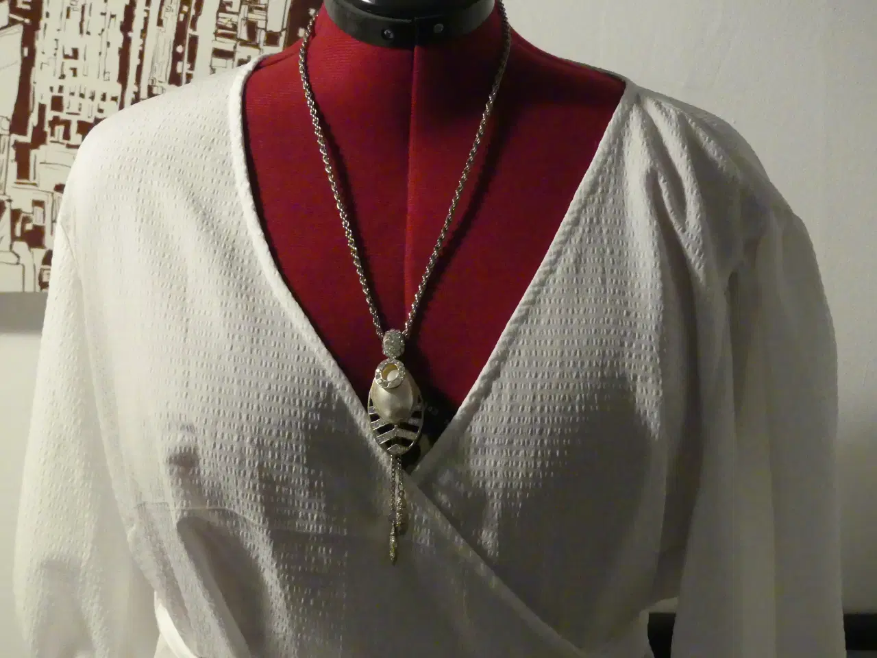 Billede 1 - Sølvfarvet snoet halskæde med ovalt vedhæng