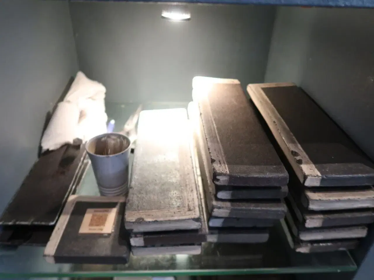 Billede 14 - 13 hylder med indhold