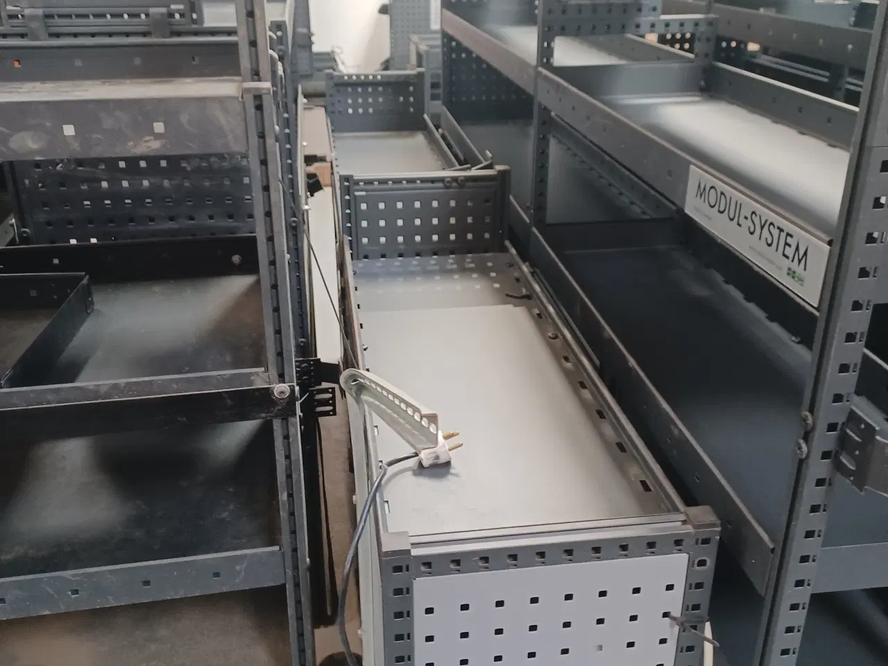 Billede 13 - varebil reoler på lageret