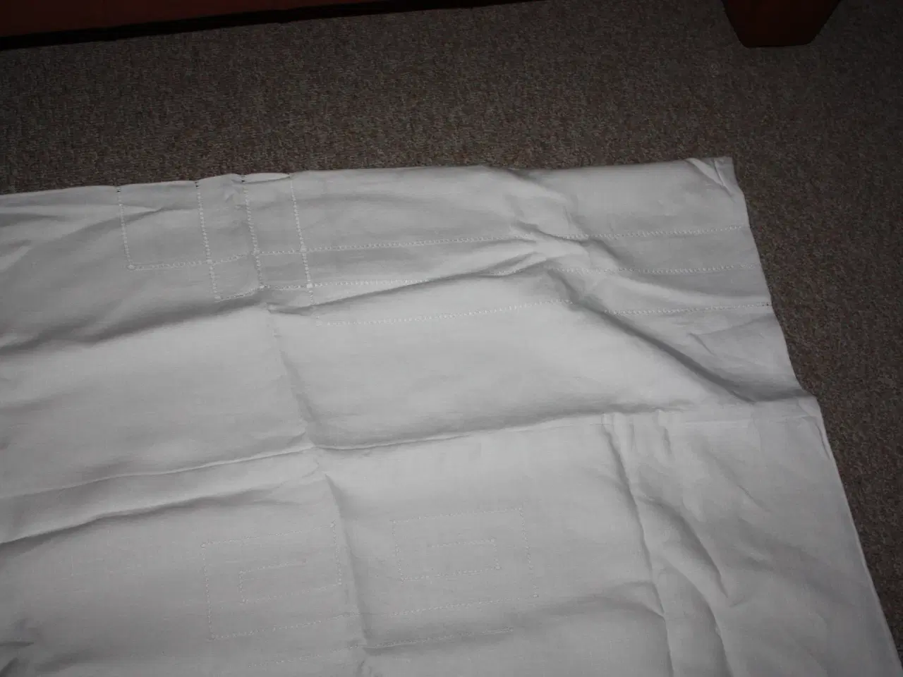 Billede 5 - Broderet hør duge med hulmønster 216 cm x 133 cm