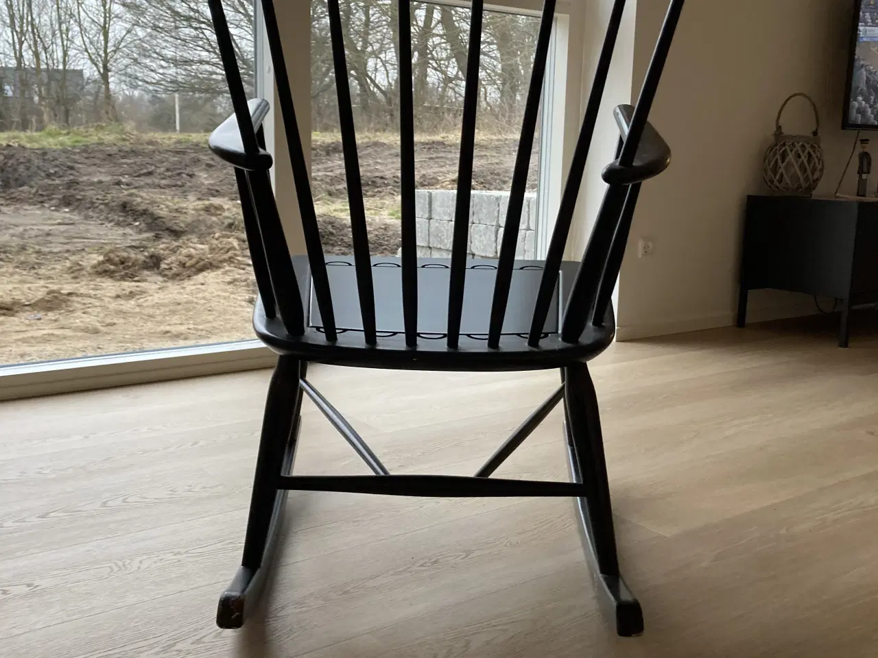 Billede 3 - Sortlakeret gyngestol