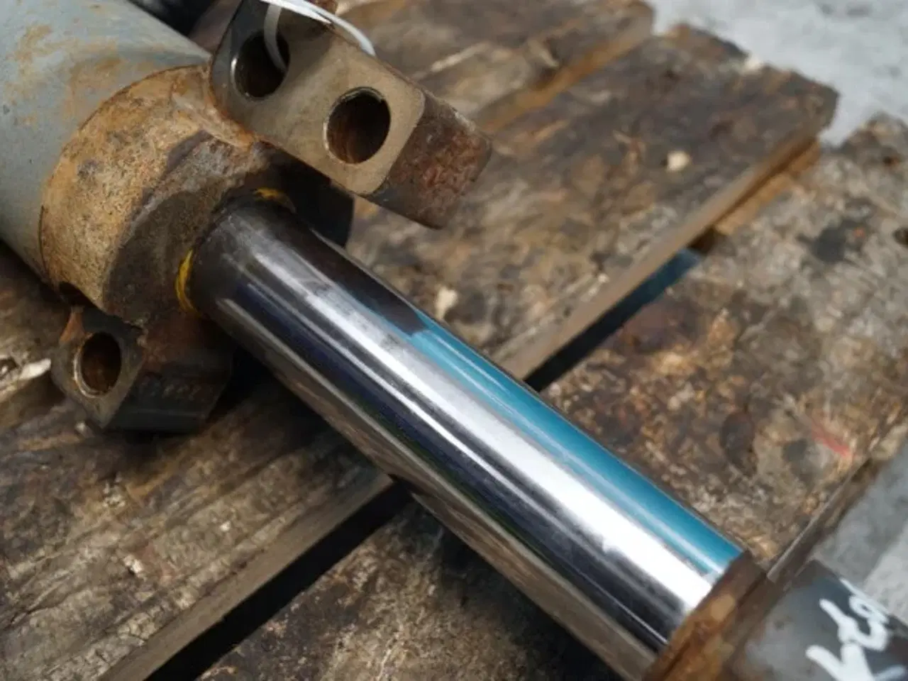 Billede 5 - New Holland LB115B Styrecylinder 85807997