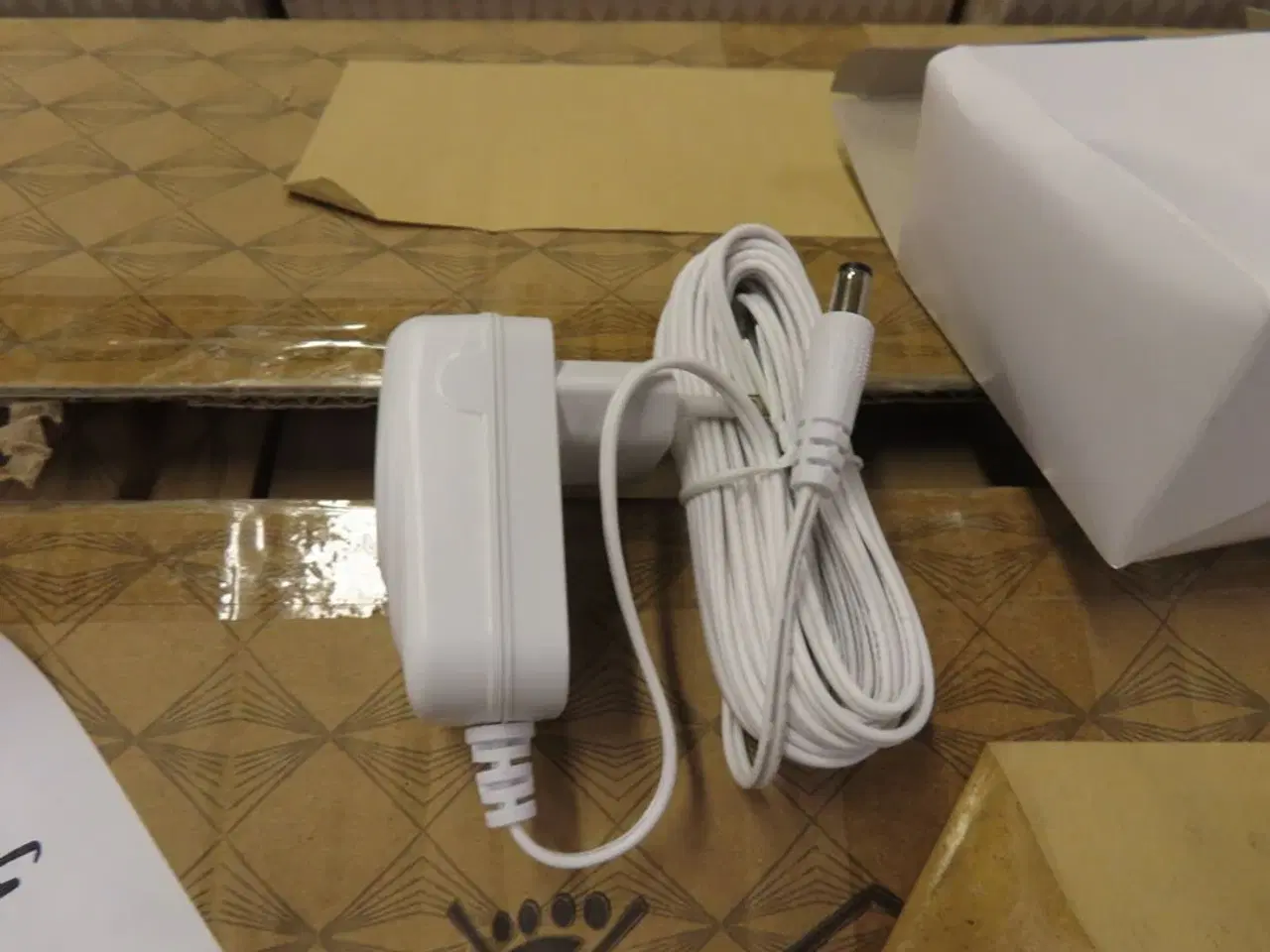 Billede 2 - kasse med oplader