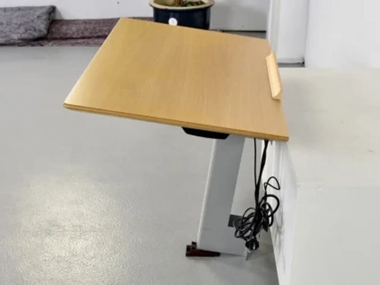 Billede 2 - Duba b8 væghængt hæve-/sænkebord i bøg med alugråt stel