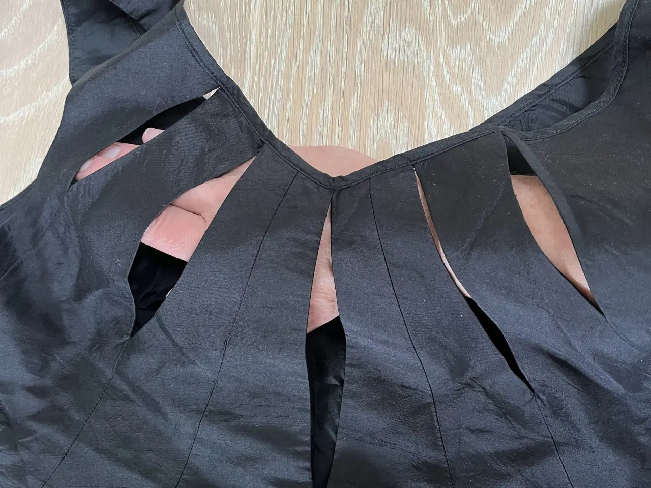 Billede 2 - SILKE TOP fra Creton,- flotte detaljer i ryggen