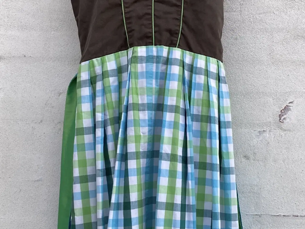 Billede 4 - Dirndl “tyrolerkjole” original bayrisk,incl. bluse