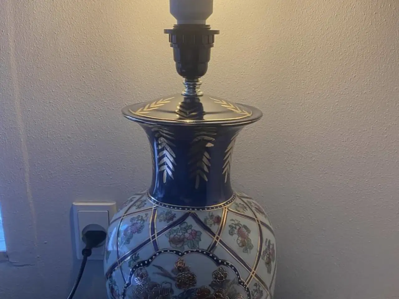 Billede 2 - Flot og stor, gammel og meget velholdt bordlampe.