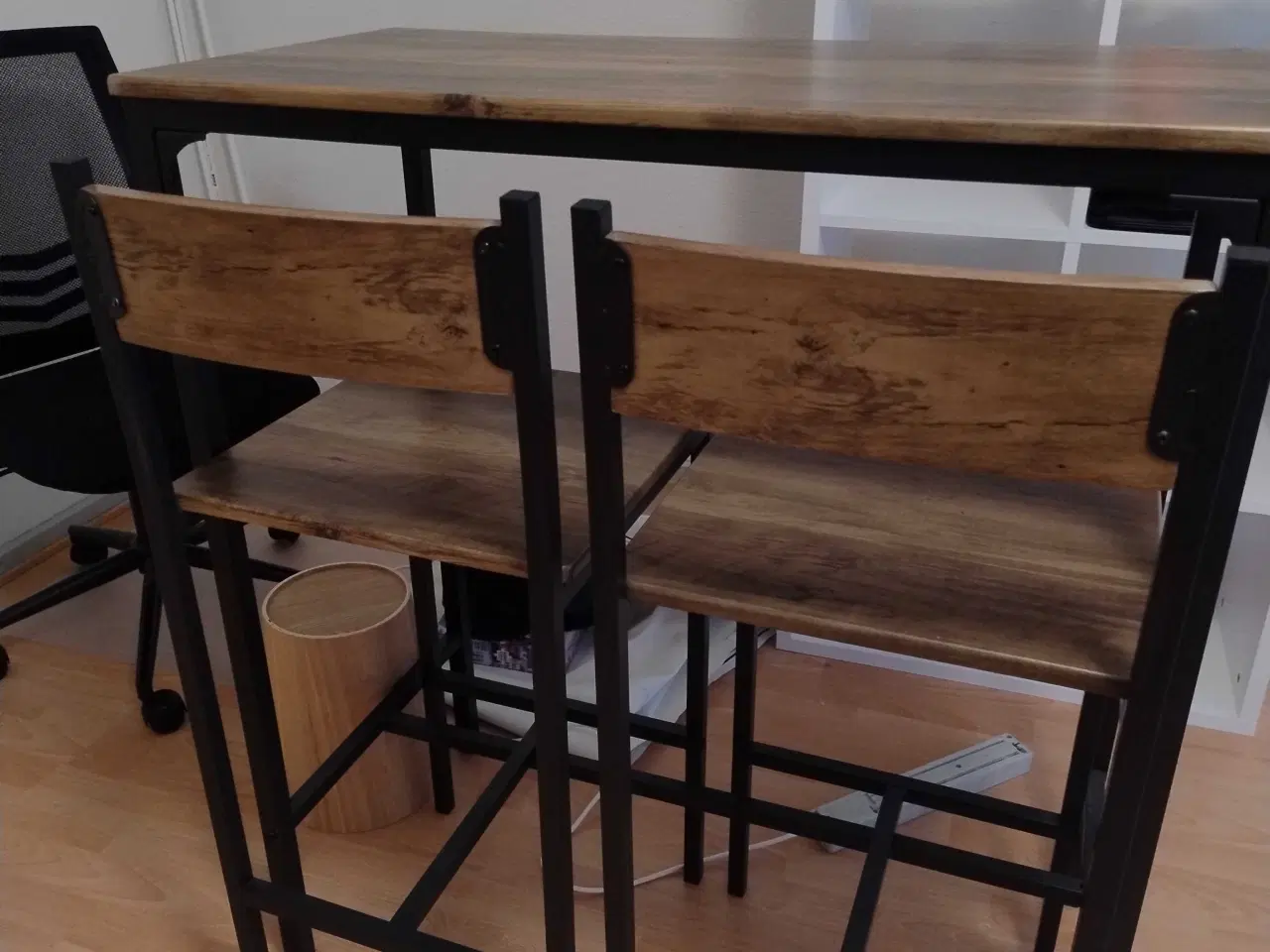 Billede 1 - Spisebord/barbord m. 2 stole