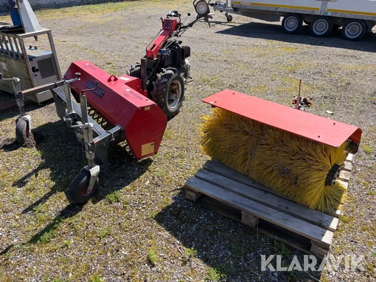 Billede 1 - Redskabsbærer Goldini 140 AB2 - Diesel - med stenrive og kost