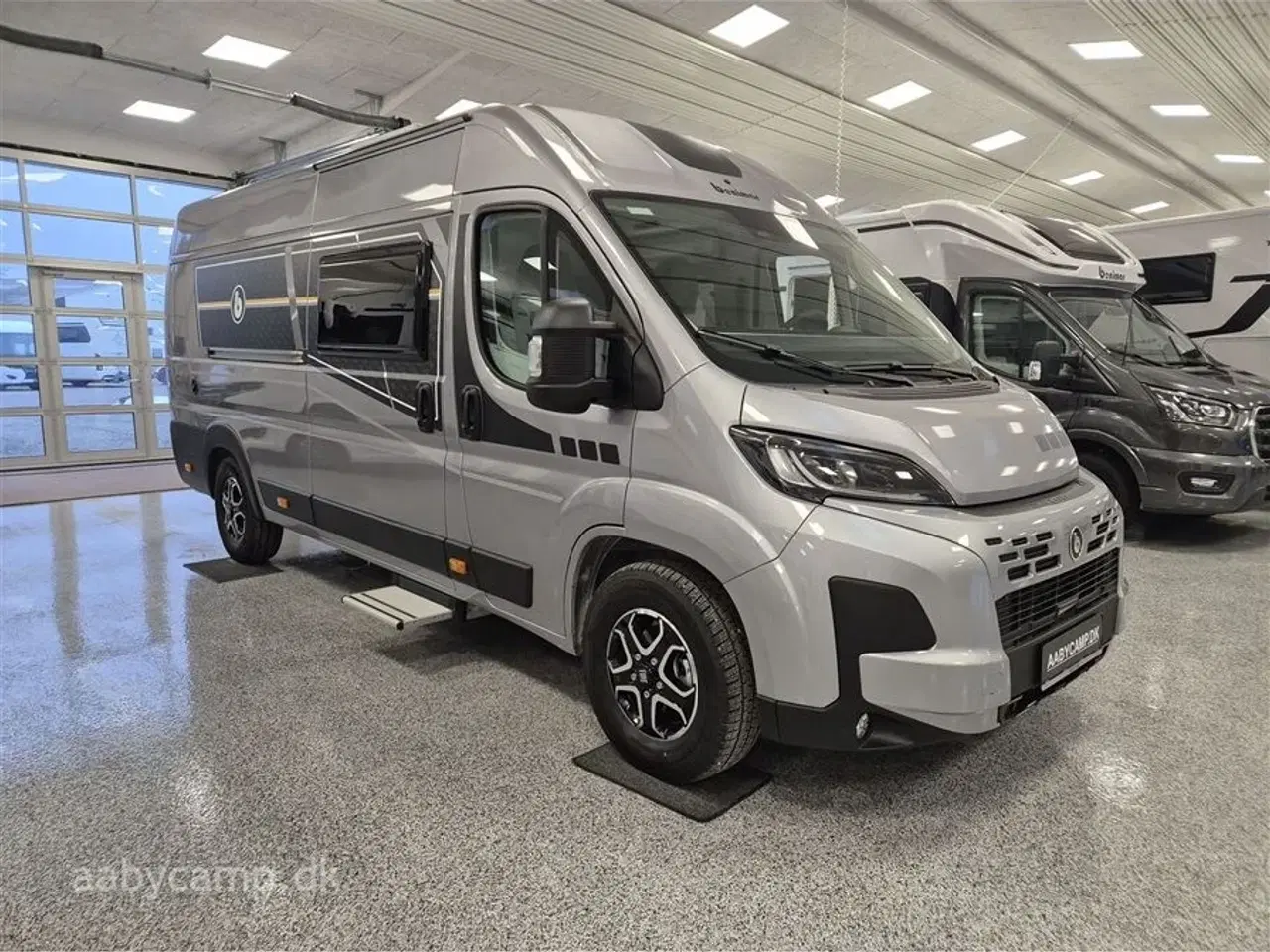 Billede 1 - 2026 - Benimar Benivan 160 PLUS NK Pakke. Automatgear. 140Hk. 200W solcelle. Kompressor køleskab. Webasto Dieselvarme. Elektrisk indgangstrin. Metallak