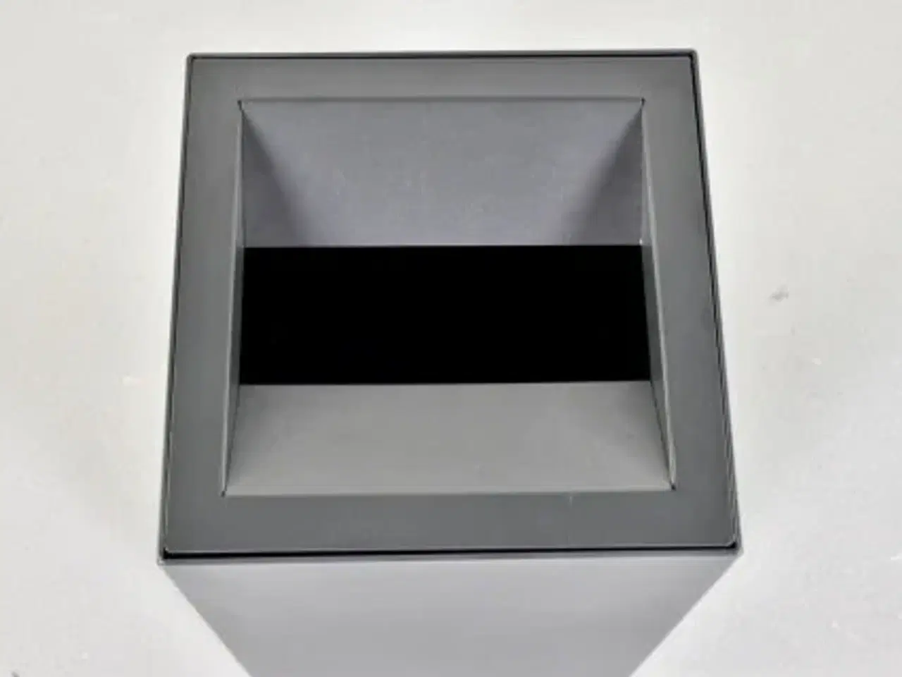 Billede 2 - Papirkurv i sort metal