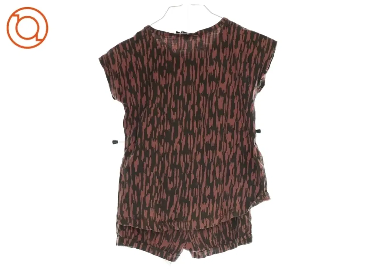 Billede 2 - Matchende T-Shirt og shorts fra Hummel (str. 98 )