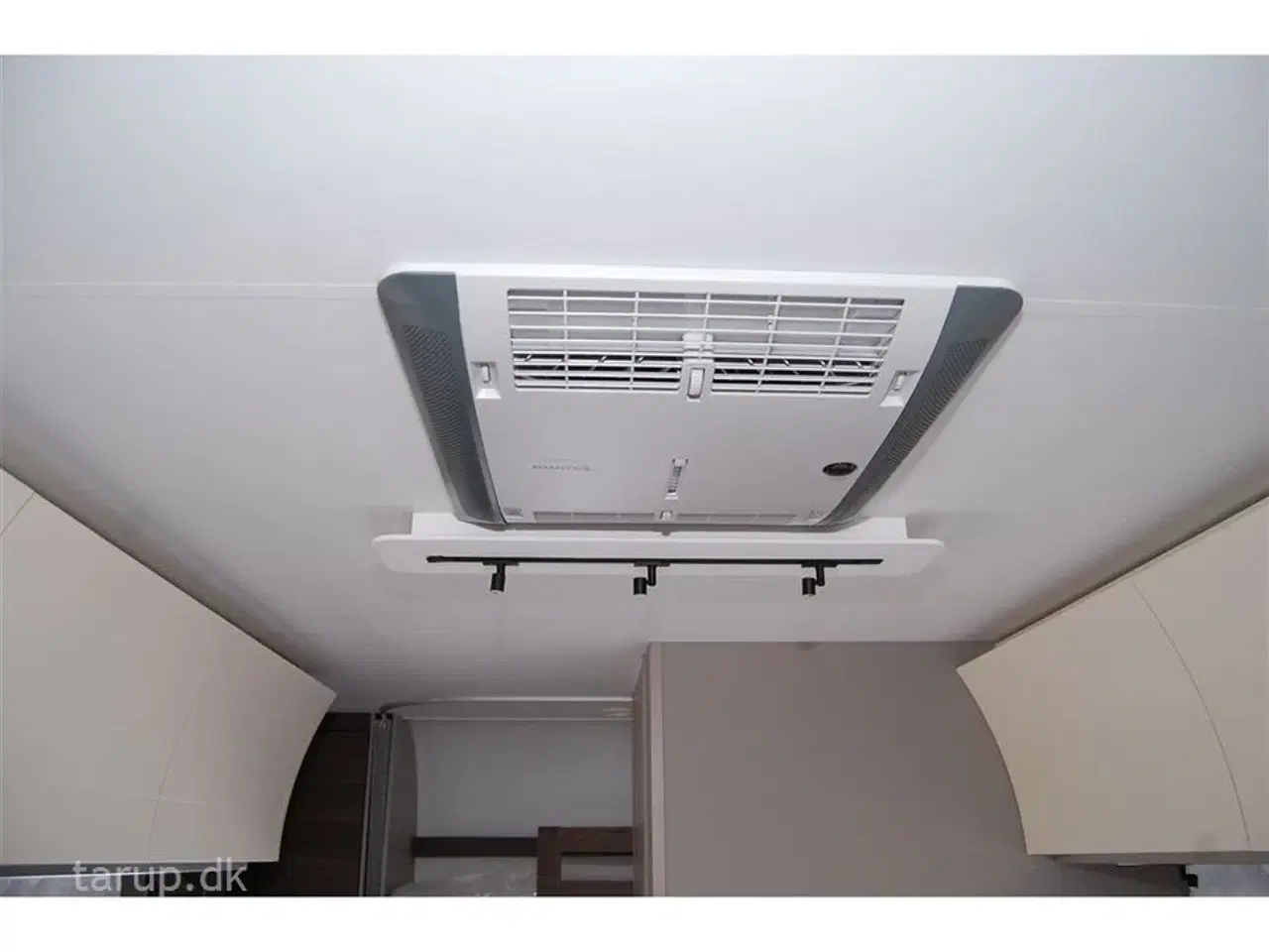 Billede 18 - 2023 - Adria Alpina 663 UK   Dobbeltsengs- og køjevogn, rundsidde-gruppe, ALDE varme, Truma Aircon. vandbåren gulv-varme,