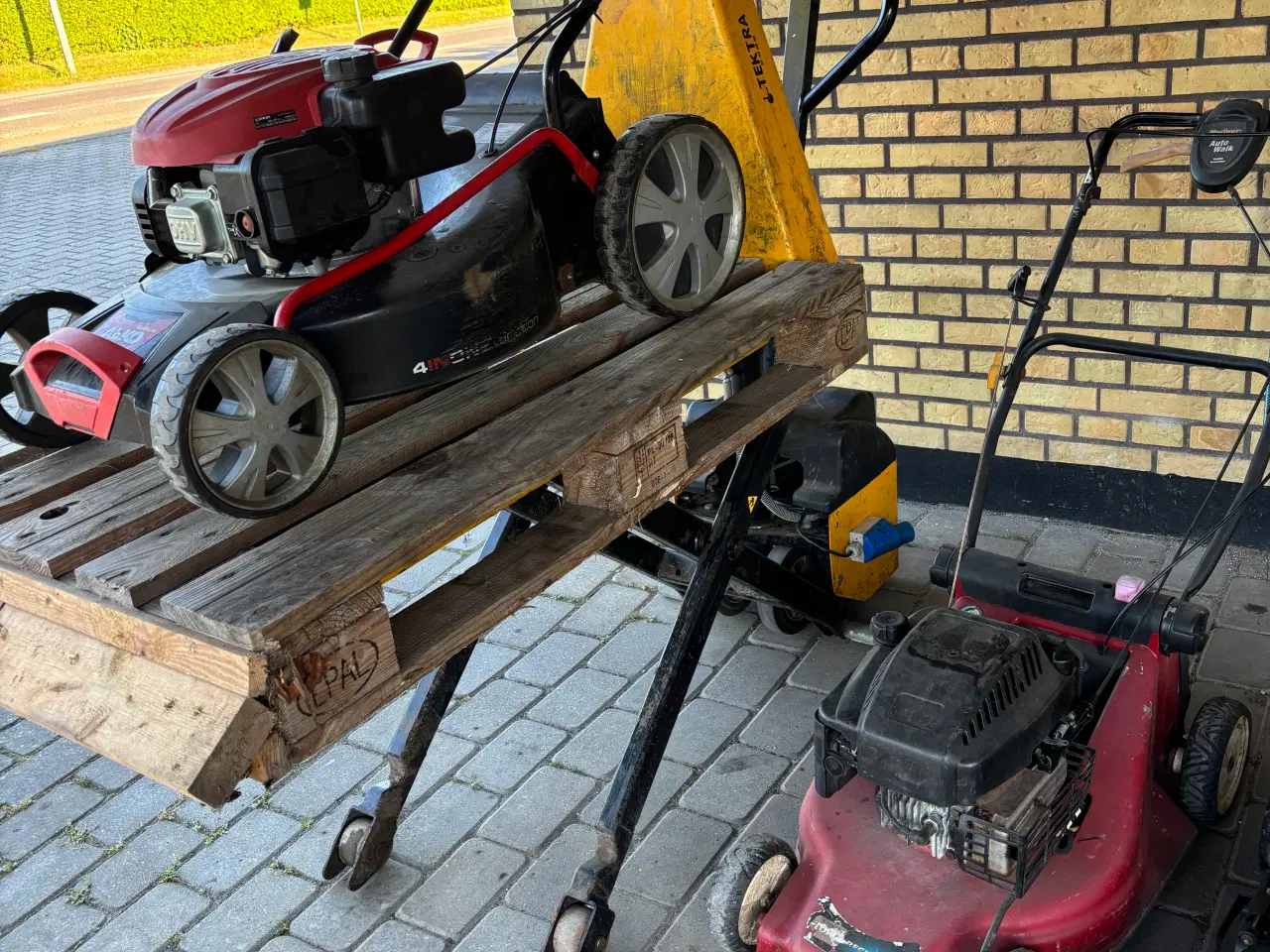 Billede 3 - El palleløfter + 3 plæneklippere 