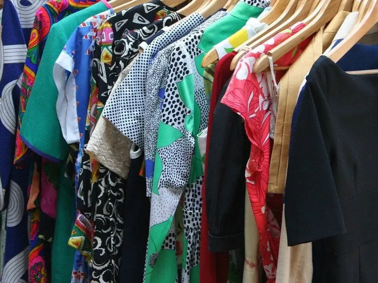 Billede 1 - Masser af tøj til kvinder sælges