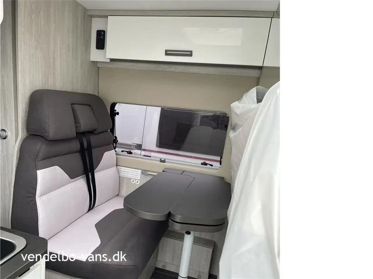 Billede 12 - 2026 - Rollerteam Livingstone DUO Sport XL   CamperVan med stor dobbeltseng der kan hæves elektrisk, så der bliver plads til MC, cykler ect.