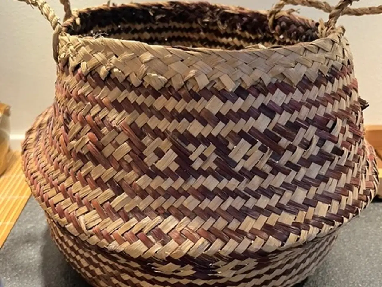 Billede 1 - Flettet kurv i naturmateriale med mønster og hanke