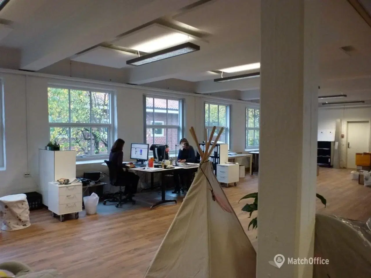 Billede 9 - Kontor i gammel fabrik – 201 kvm - Parkeringsplads lige bag ejendommen.