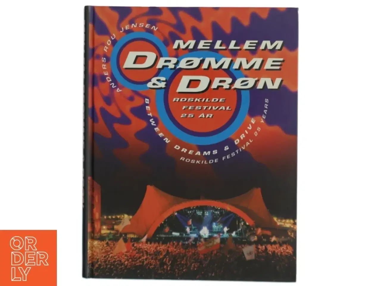 Billede 1 - Mellem drømme & drøn : Roskilde Festival 25 år af Anders Rou Jensen (Bog)