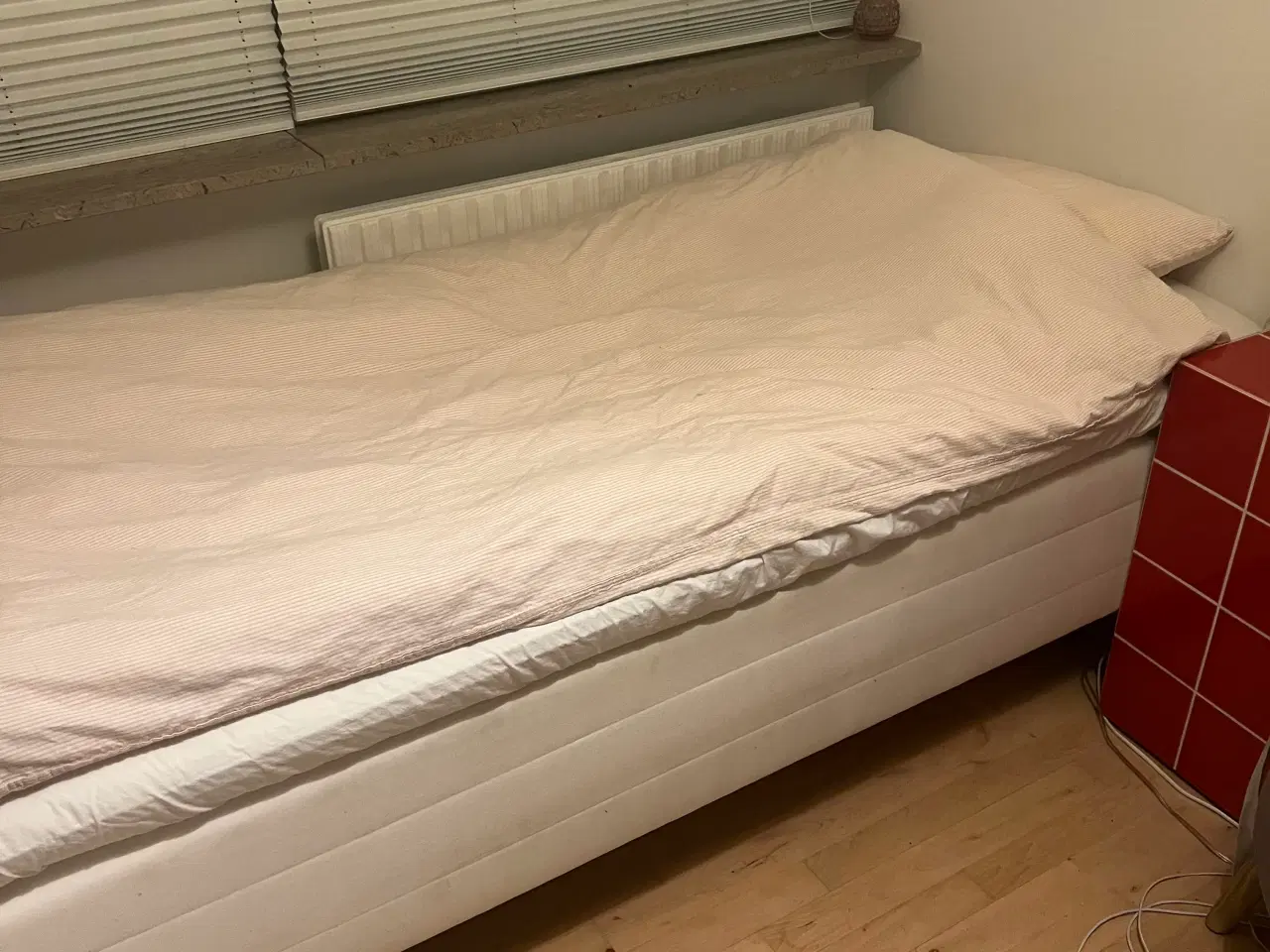 Billede 1 - Seng med ben