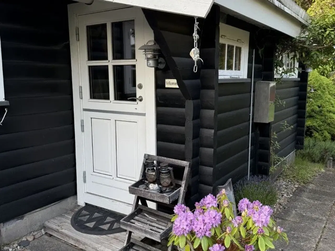 Billede 2 - Sk�nt og hyggeligt bj�lkesommerhus med sm�sten p� taget p� blind vej i hyggeligt sommerhusomr�de t�t ved b�rnevenlig strand og hyggelige Gilleleje