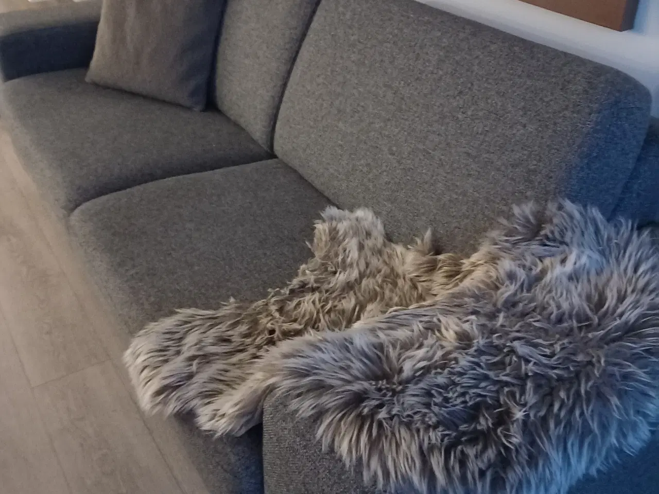 Billede 2 - Flot 3 pers grå stof sofa købt i Ilva 