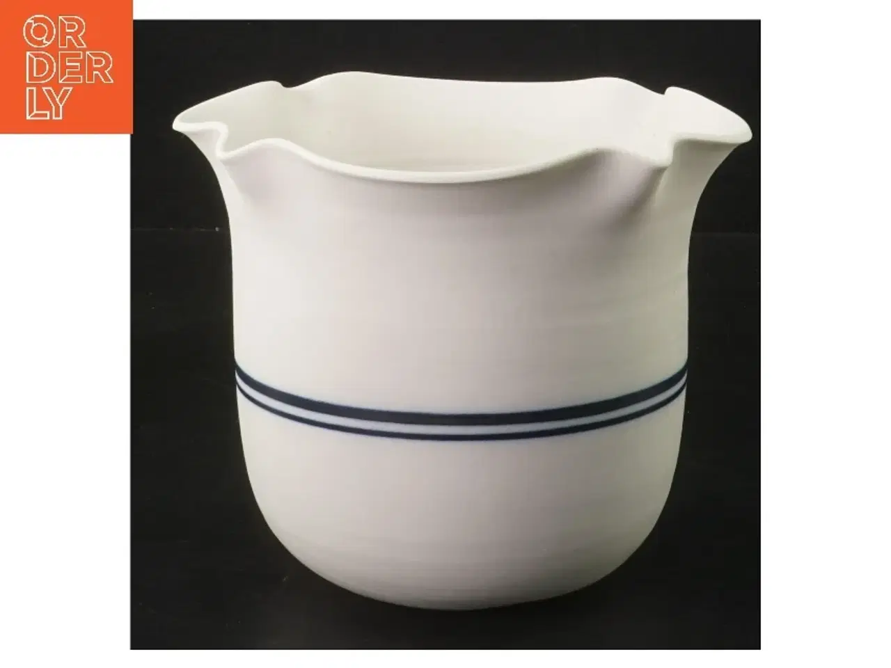 Billede 1 - Hvid vase med blå striber (str. Ø 14,5 cm længde 13 cm)