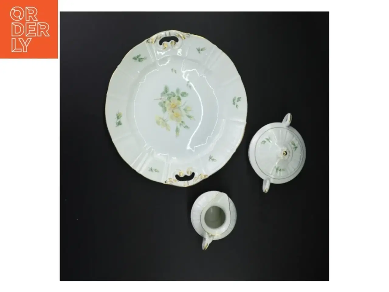 Billede 4 - Porcelænsservice med blomstermotiv fra Bing Og Grøndal (str. 24 cm og 10 x 9 cm og 12 x 14 cm)