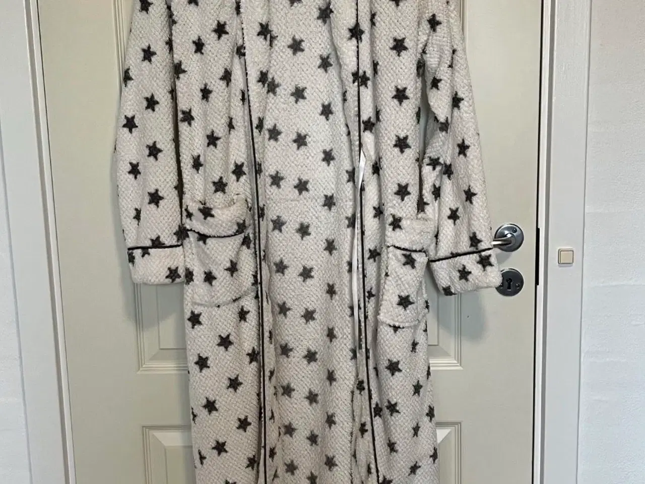 Billede 1 - Hvid Missya morgenkåbe med grå stjerner
