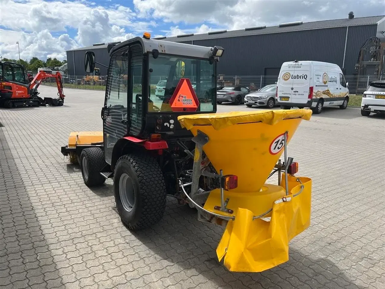 Billede 11 - Massey Ferguson 1523 med kost og saltspreder