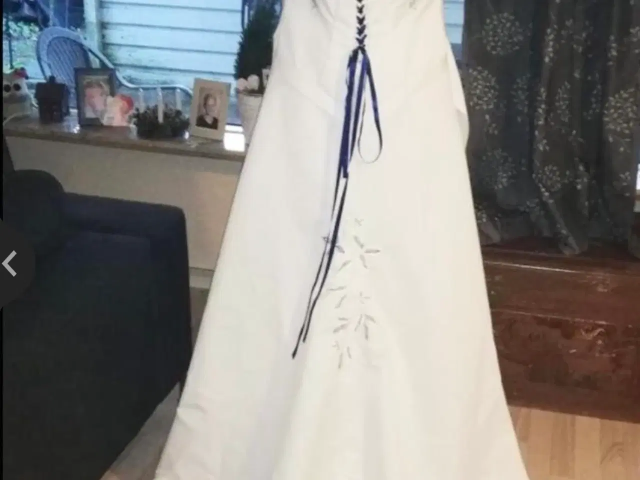 Billede 1 - Brudekjole med blåt mønstre og jakke