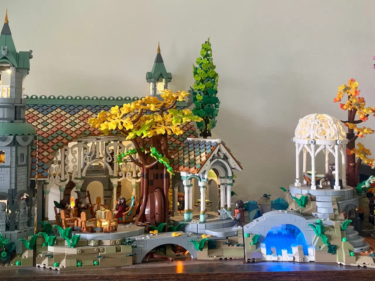Billede 4 - Stor byggeklods-model af Rivendell inkl. lys sæt