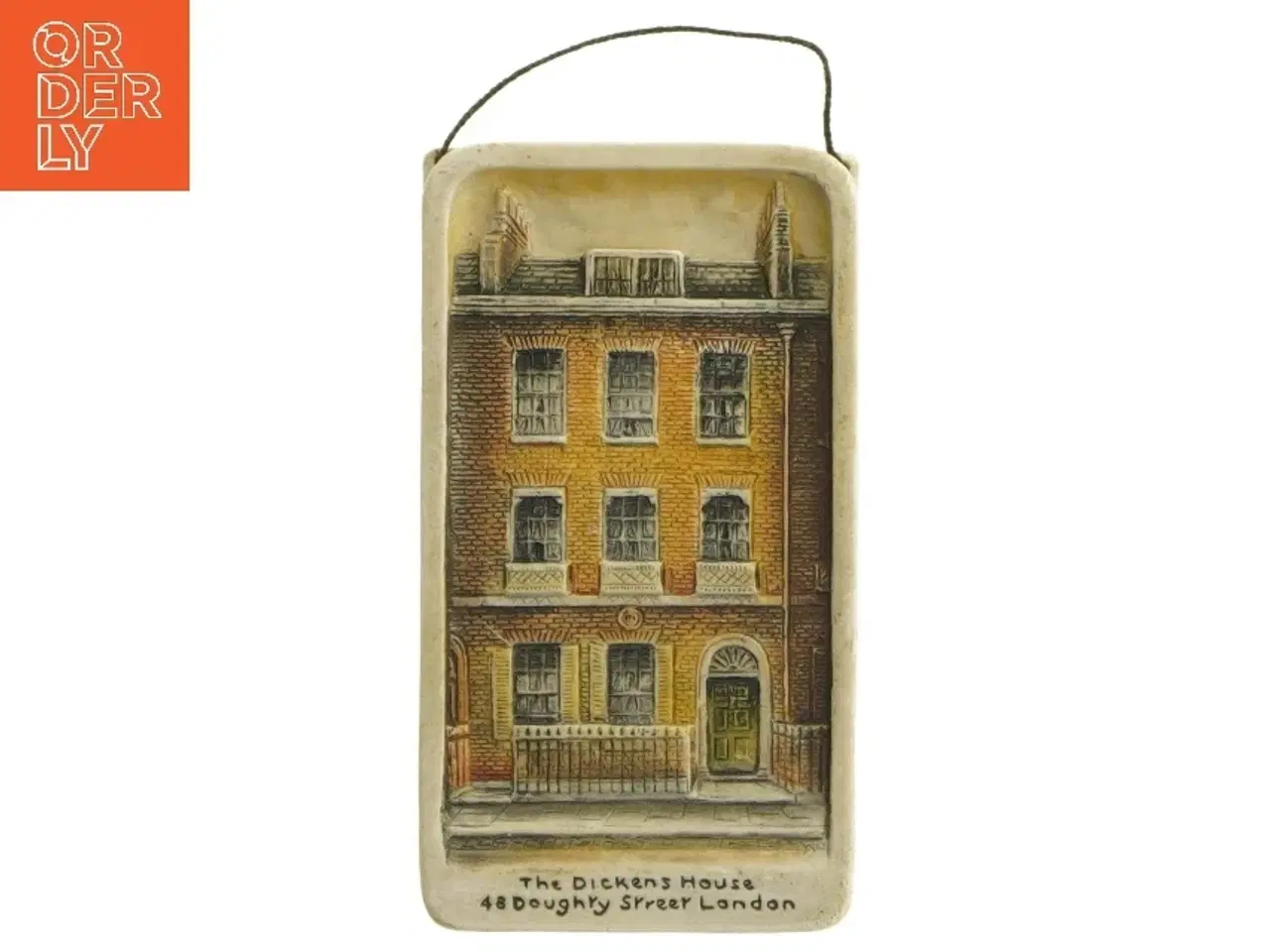 Billede 1 - Dekorativ vægplade med Dickens hus (str. 14,5x8 cm)