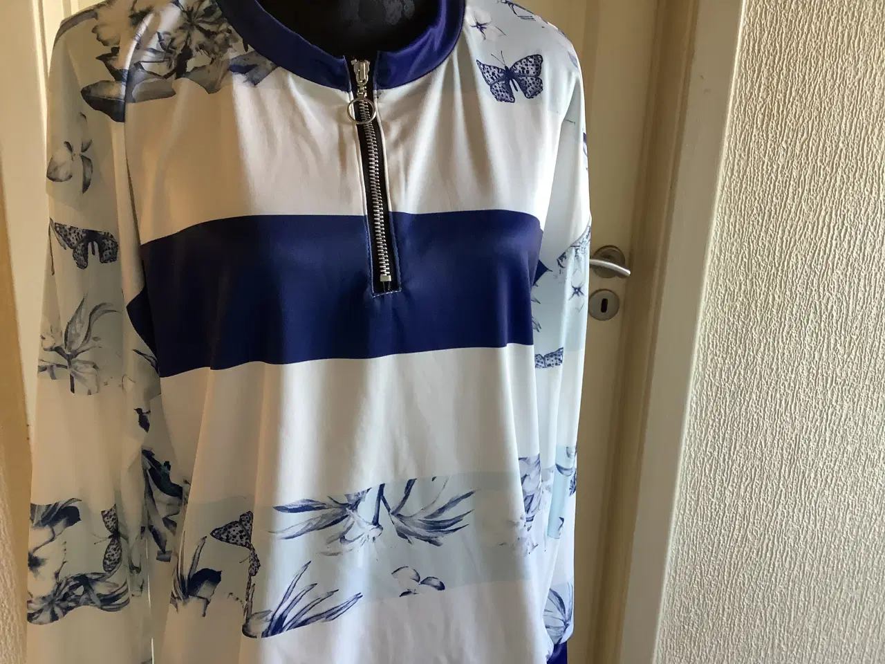 Billede 5 - Helt ny lækker og blød sweatshirt str. L