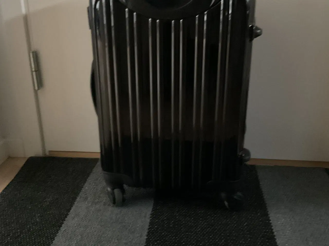 Billede 2 - Delsey kabineKuffert i sort med gode gummihjul, ly