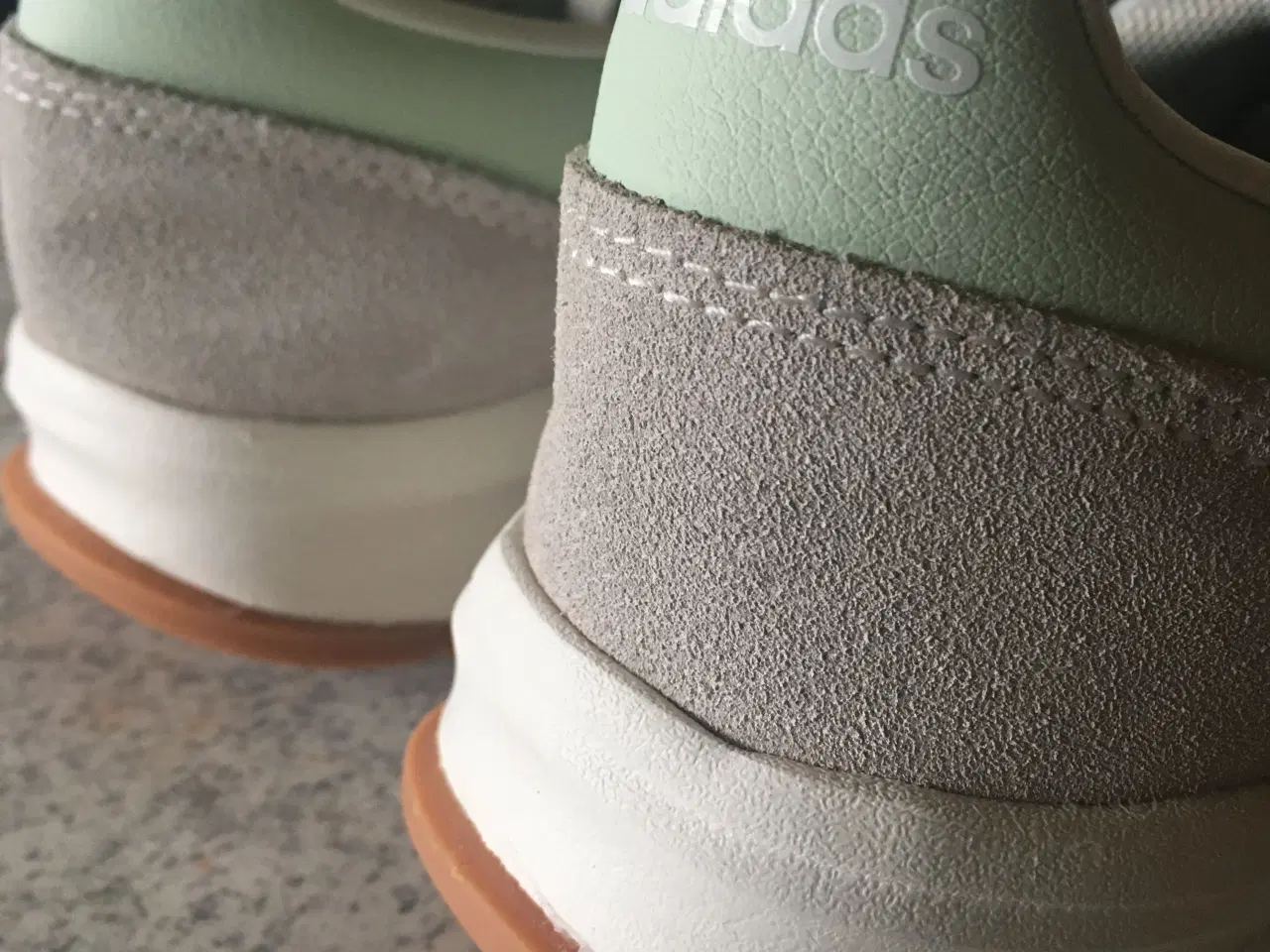 Billede 2 - Helt nye Adidas Sneakers str. 37. Sål længde 24 cm