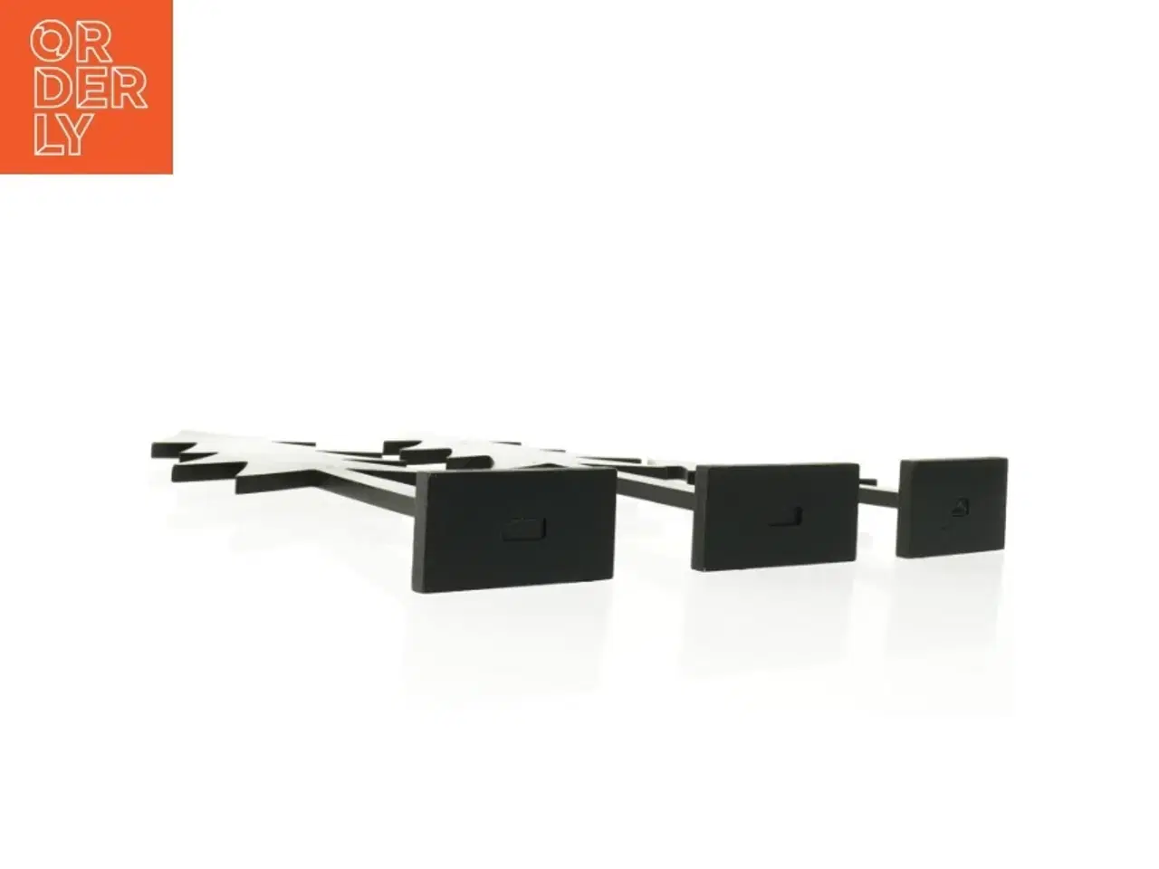Billede 4 - Sorte træ juletræsfigurer (str. 36 x 15 x 5 cm og 26 x 11 x 5 cm)