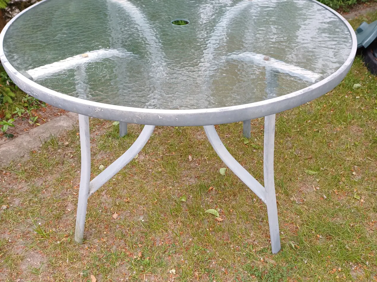 Billede 1 - Rundt havebord med glasplade + parasolhul og metal