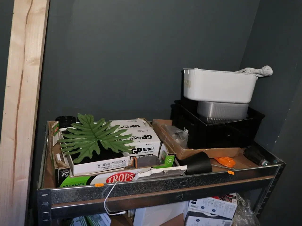 Billede 2 - Reol med indhold