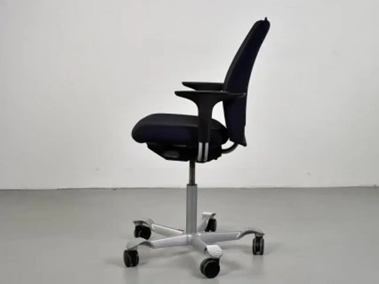 Billede 4 - Häg h05 5600 kontorstol med sort/blå polster, høj ryg, armlæn og grå stel.