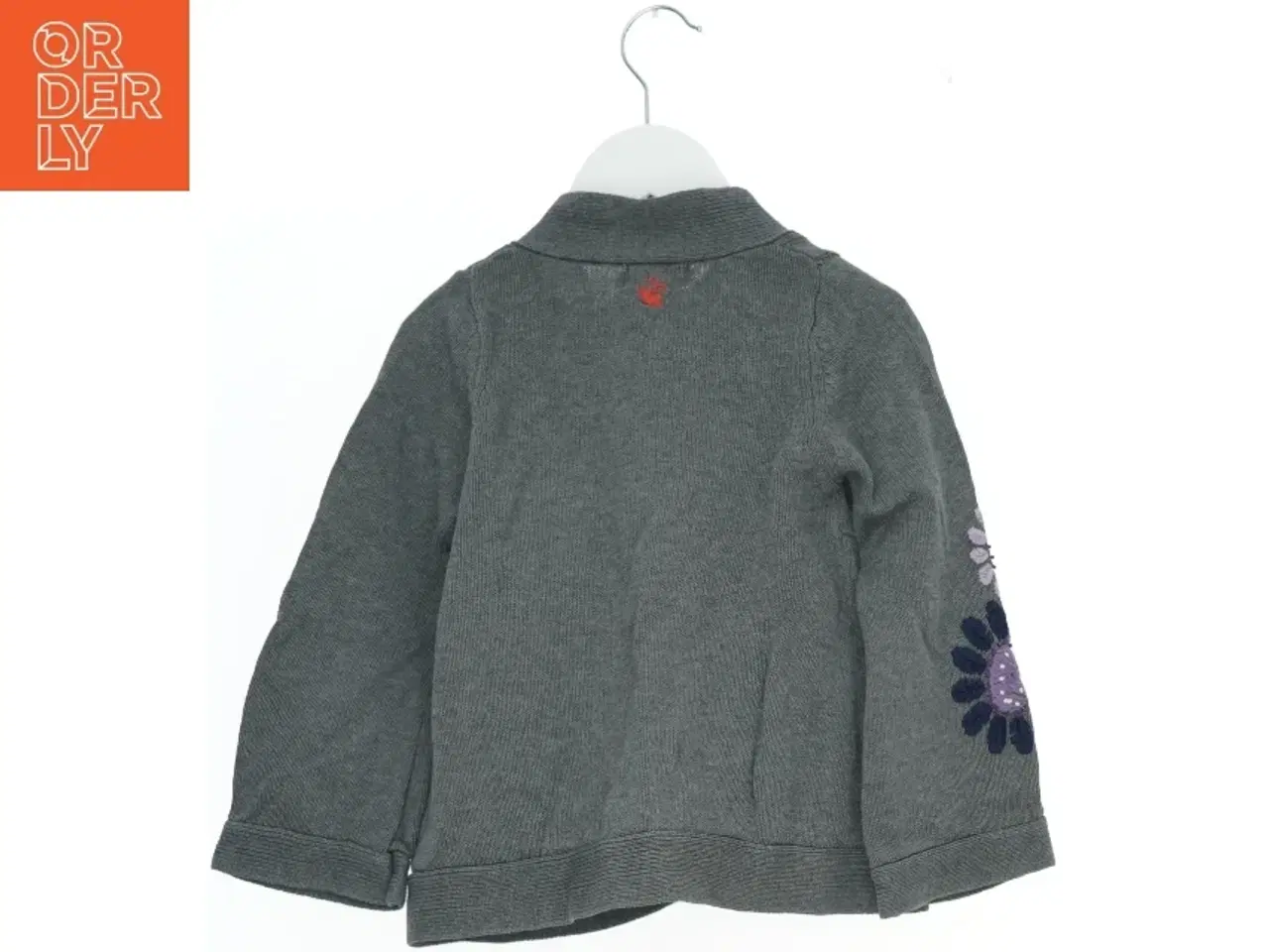 Billede 2 - Grå cardigan med blomsterbroderi fra Boca (str. 110)