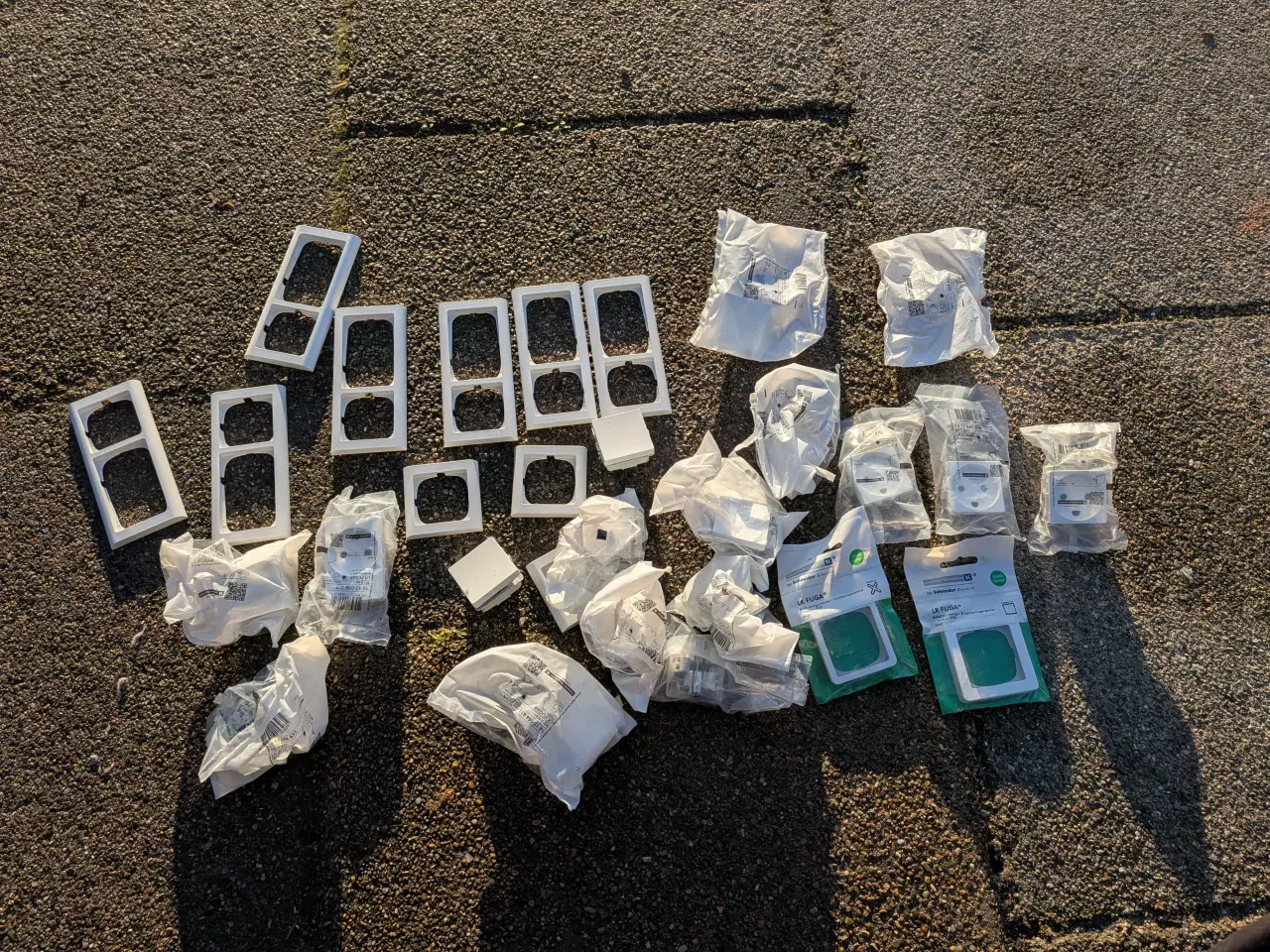 Billede 1 - Fuga stikkontakter og rammer ( hvide )